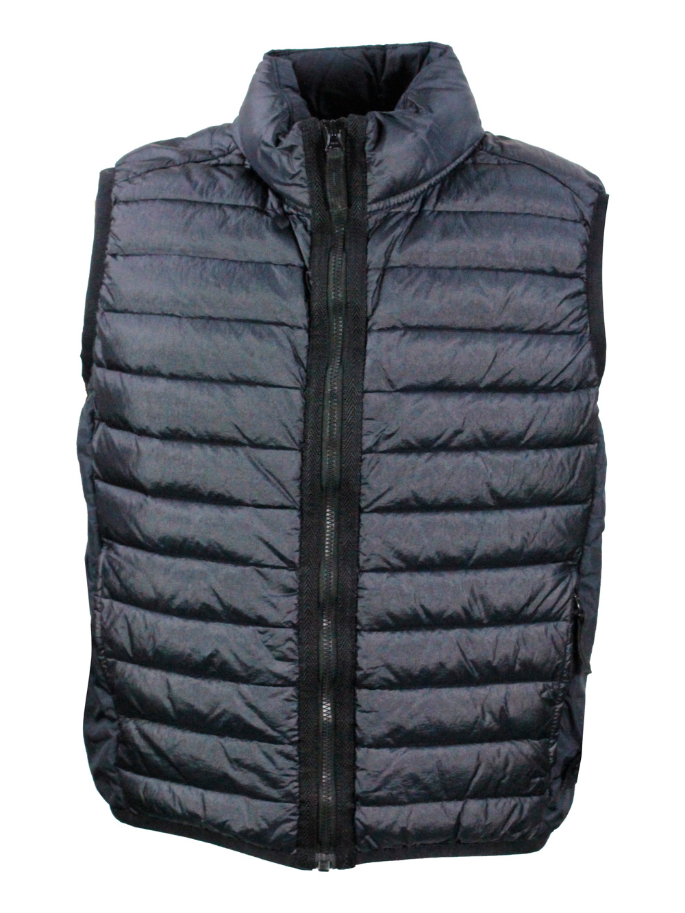 Gilet piumino 100 grammi Stone Island in nylon croccante riciclato Colore Blu (K1S16G10002S0024) Gilet piumino 100 grammi Stone Island in nylon croccante riciclato Colore Blu (K1S16G10002S0024)